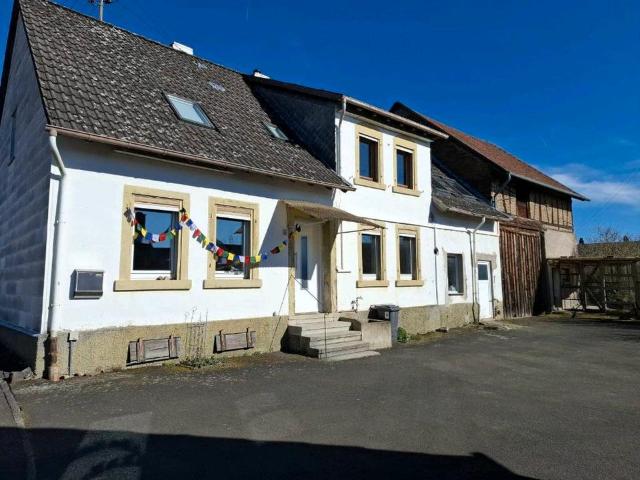 Freistehendes Einfamilienhaus mit Scheune und Garten
