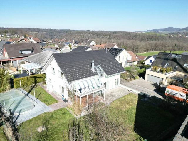 Freistehendes Einfamilienhaus mit Swimming Pool und Saunabereich!