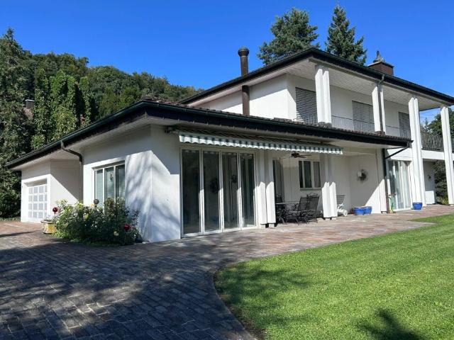 Freistehendes Einfamilienhaus mit parkähnlichem Garten zu vermieten