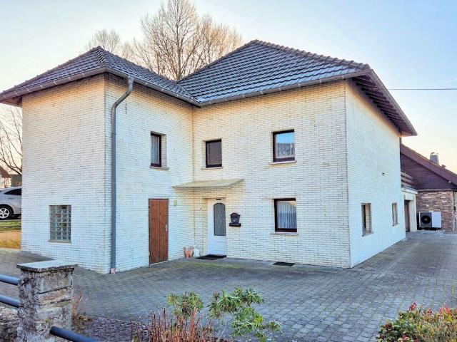 Freistehendes Einfamilienhaus mit Renovierungsbedarf in ruhiger Lage von Hennef