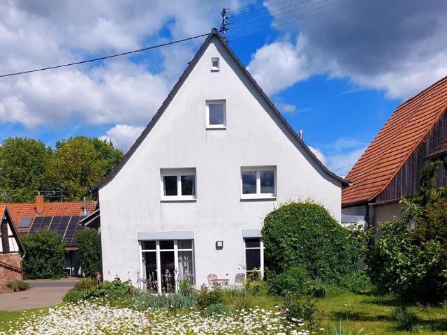 Freistehendes Einfamilienhaus mit wunderschönem Garten