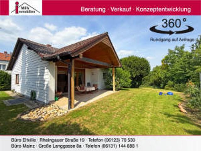 Freistehendes Einfamilienhaus mit Terrasse auf großem Grundstück