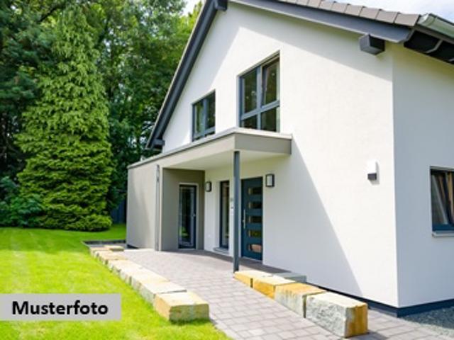Freistehendes Einfamilienhaus nebst Balkon und Garage in schöner Lage