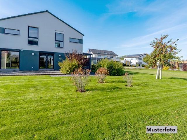 Freistehendes Einfamilienhaus nebst Garten und Doppelcarport