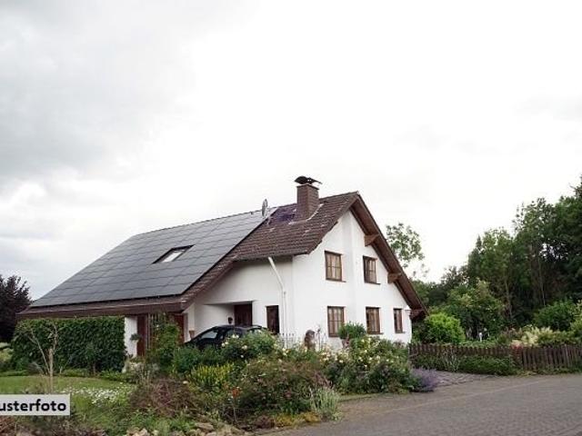 Freistehendes Einfamilienhaus nebst Garage