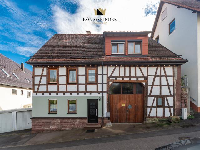 Ausbaupotenzial Freistehendes Fachwerkhaus mit Scheune