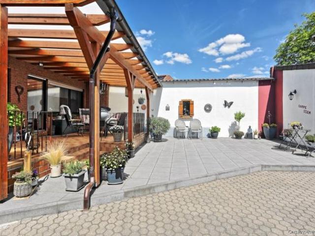 FREISTEHENDES FAMILIENHAUS. GEPFLEGTE WERTIGKEIT. VIEL PLATZ. GROSSZÜGIGER GARTENBEREICH