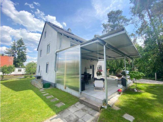 Freistehendes, großzügiges Einfamilienhaus mit Gewerbeeinheit und schönem Garten