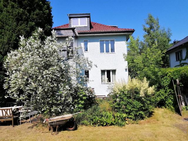 Freistehendes Haus mit Charme und Potential und großem Grundstück