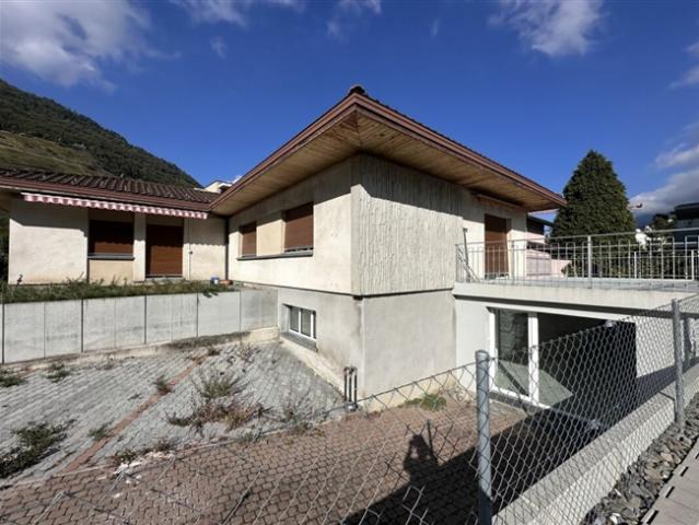 Freistehendes Haus mit der Möglichkeit der unabhängigen Betätigung und großer Terrasse