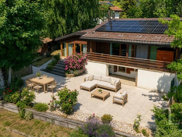 Freistehendes Haus mit grosser Terrasse und Seeblick