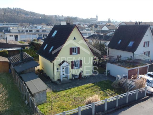 Freistehendes Haus mit idyllischem Garten