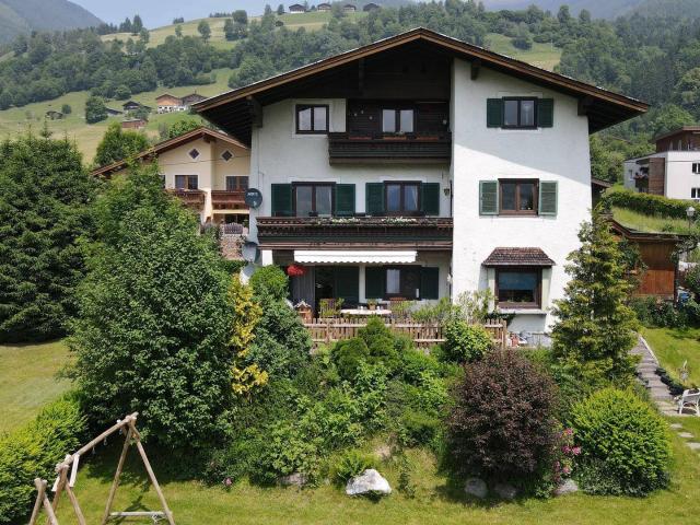 Ein freistehendes Mehrfamilienhaus mit 3 Wohnungen in der Region Zell am See / Kaprun mit schönem Ausblick auf die Hohen Tauern mit der Möglichkeit, 2 Einheiten touristisch zu vermieten