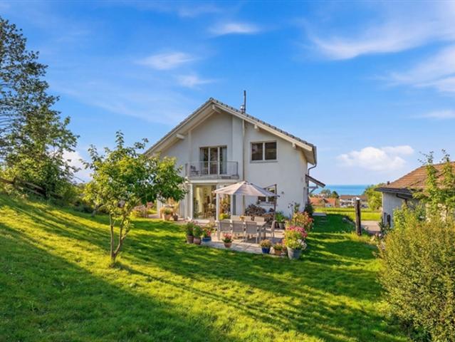 FREISTEHENDES SEESICHTSHAUS IM GRÜNEN