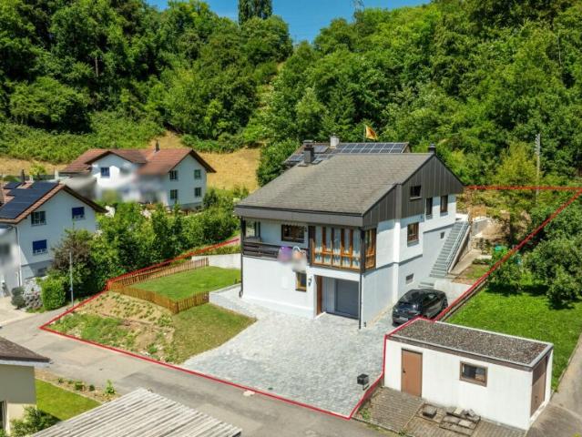 Freistehendes und renoviertes 4.5 Z' EFH mit div. Parkmöglichkeiten und Garten