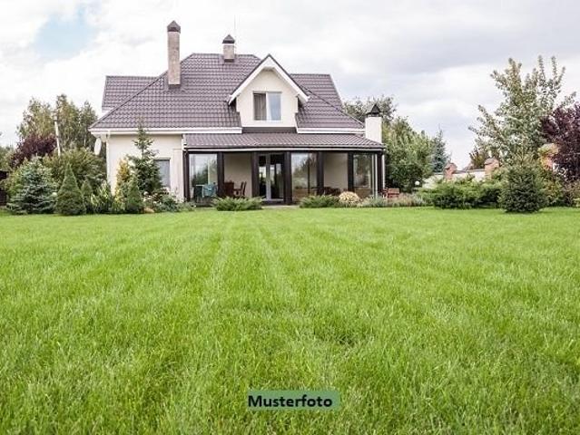 Freistehendes Wohnhaus mit Garagen