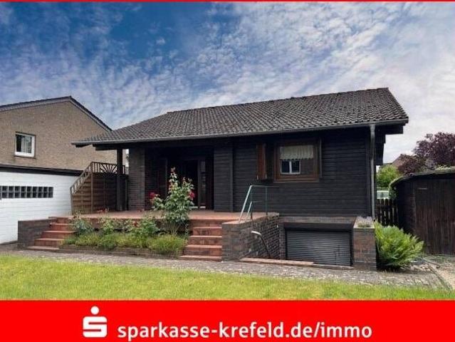 Freistehendes Zuhause mit Garage