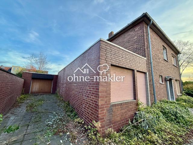 Freistehendes Zweifamilienhaus auf großem Eckgrundstück