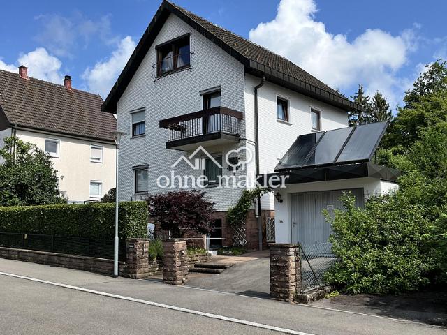 Freistehendes Zweifamilienhaus mit Garage und Gartenidylle