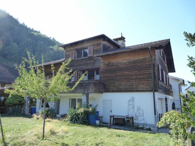 freistehendes Zweifamilienhaus mit Garagen und grosszügigem Umschwung