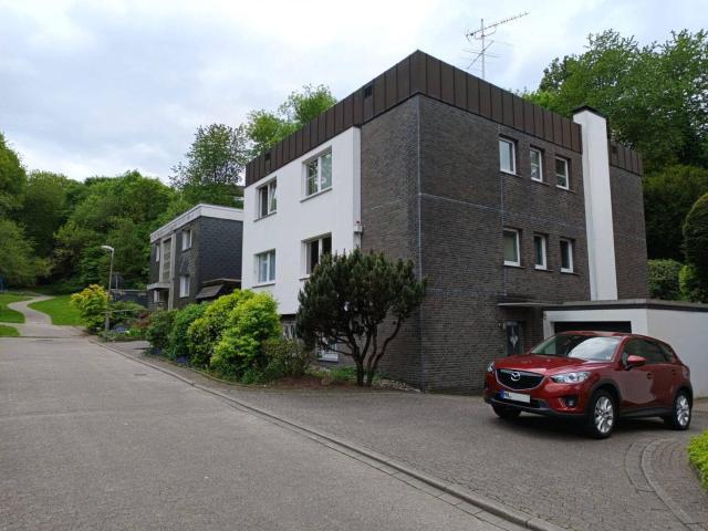 Freistehendes Zweifamilienhaus mit Garten in ruhiger Wohngegend