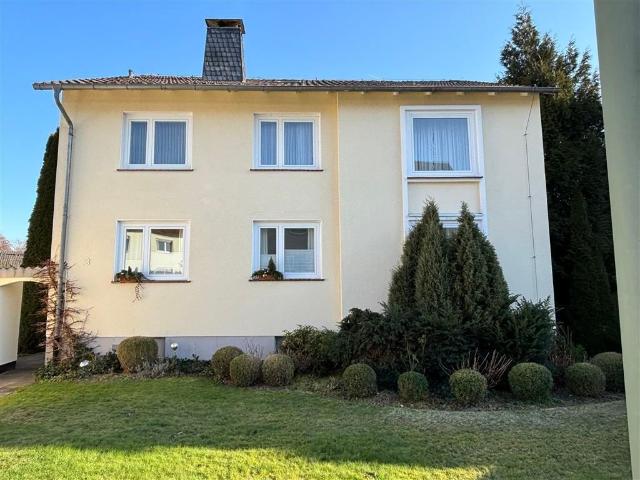 Freistehendes Zweifamilienhaus mit großem Garten und altem Baumbestand in Kassel Nordshausen