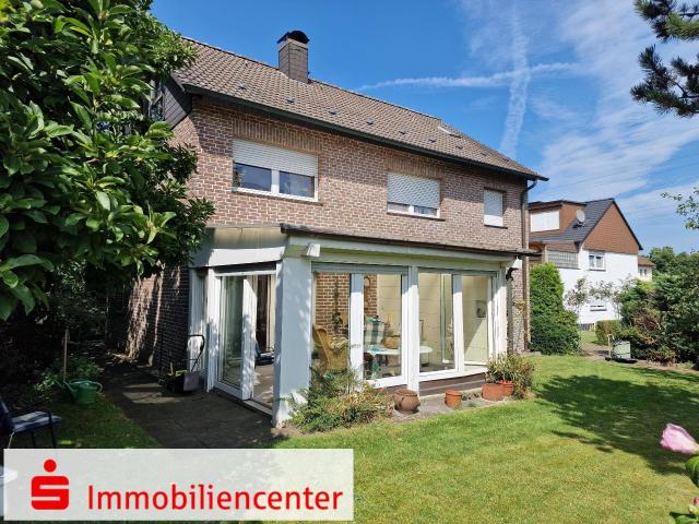 Freistehendes Zweifamilienhaus mit großem Garten