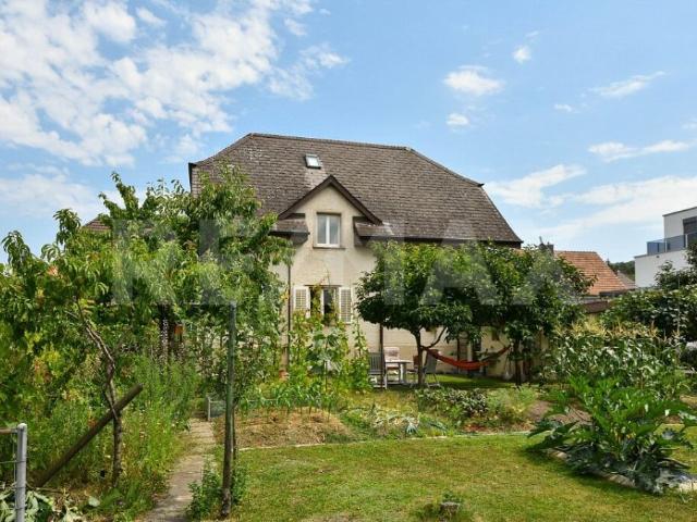 Freistehendes Zweifamilienhaus mit grosszügigem Garten