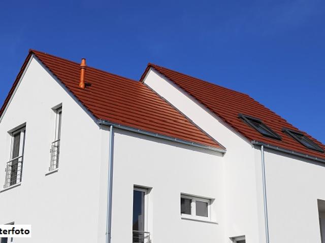 Freistehendes Zweifamilienhaus mit 2 Garagen