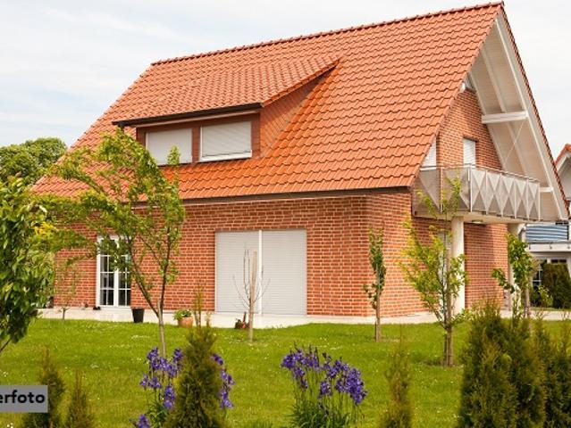 Freistehendes 2 Familienhaus mit Garage, Doppelcarport und Garten
