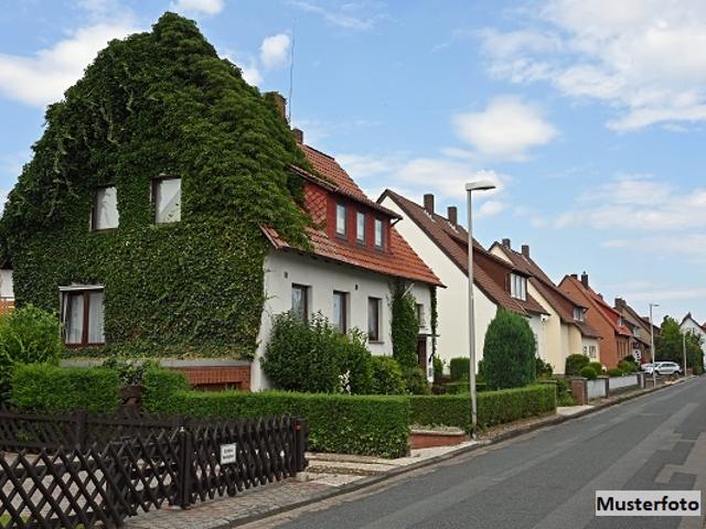 Freistehendes 2 Familienhaus und 4 Garagenstellplätze vielseitig nutzbar