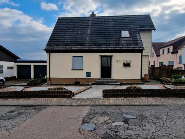 freistehendes 2 stöckiges Wohnhaus