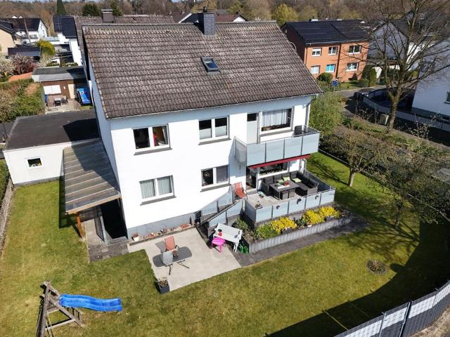 Freistehendes 2 Parteienhaus mit großem Garten und Doppelgarage
