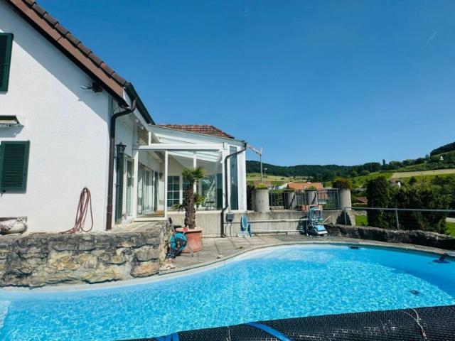 Freistehendes 4.5 Zimmer Einfamilienhaus mit Pool, Sauna, Wintergarten, Doppelgarage & Aussicht