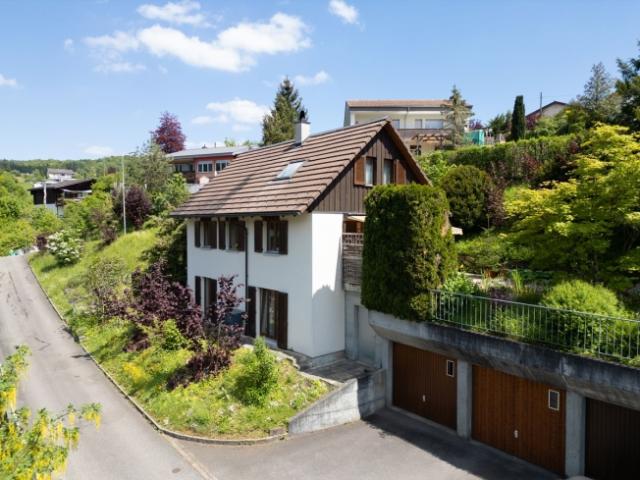 Freistehendes 5.5 Zi Einfamilienhaus mit Aussicht, Charme und zwei Wege zum Glück
