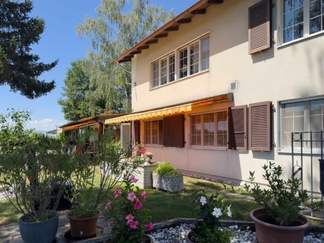 Freistehendes 6.5 Zimmer Einfamilienhaus mit Wintergarten, Werkstatt und vielseitigen Nebengebäuden