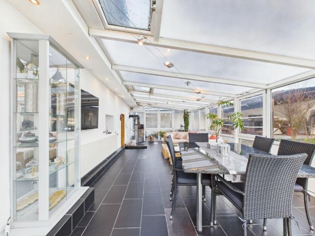 Freistehendes 8.5 Zimmer Einfamilienhaus mit Panoramawintergarten