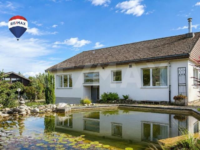 Freistehendes 8 Zi. Einfamilienhaus mit idyllischer Gartenanlage