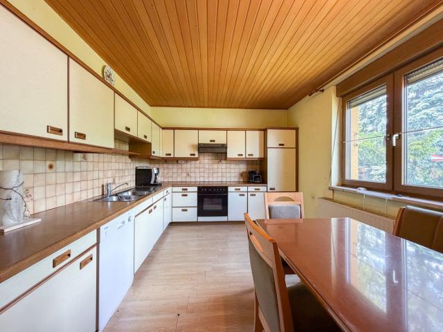 Freiraum und Privatsphäre Einfamilienhaus mit Garage, Pool und Großem Garten Voll Unterkellert