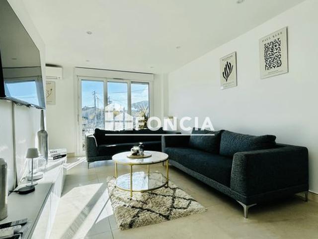 Frejus, a pied du bord de mer et des plages, appartement 4 pieces entierement renove