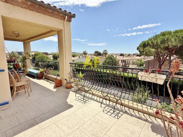 FREJUS entre TASSIGNY et l'Hôpital, appartement 4 pièces 100m2 à rénover + terrasse 23m2 avec garage et cave
