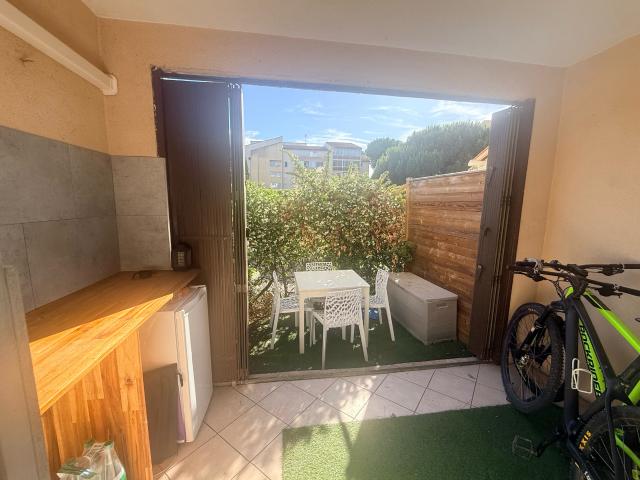FREJUS STUDIO EN REZ DE JARDIN
