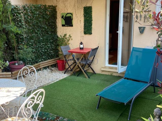 Fréjus, Studio en rez de jardin avec extérieur privatif, par