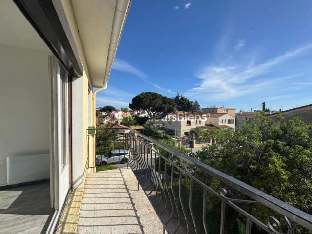 Fréjus plage dernier étage Appartement T2 47 m2 traversant expo sejour sud avec parking vue dégagée !