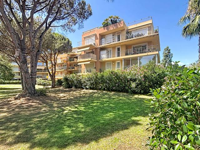FREJUS T3 traversant de 78 m² avec grande terrasse, Résidence avec piscine et tennis