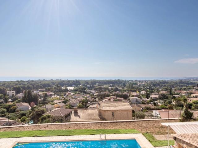 French Riviera, Biot, villa vue mer panoramique, dominante, pisc
