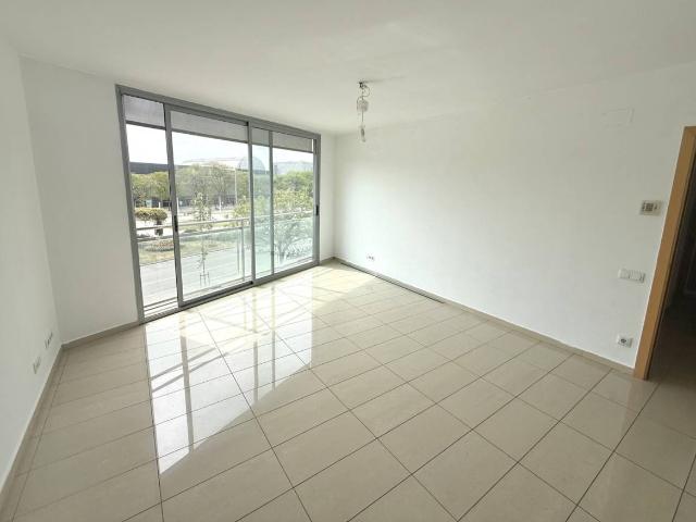 Frente centro comercial Gran Via 2, Finca 2006, 3 habitaciones, 2 baños, zona comunitaria con piscina