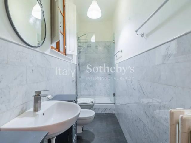 Frescoed Apartment in Historic Palazzo close to Piazza Santa Croce