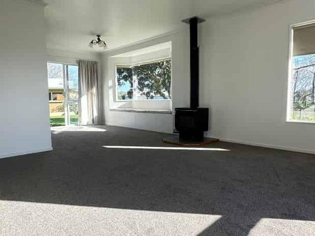 Fresh 2 bedroom stand alone home with internal access garage