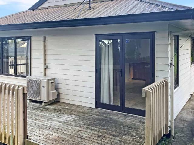 Fresh, Modern & Fully Fenced West Harbour Gem